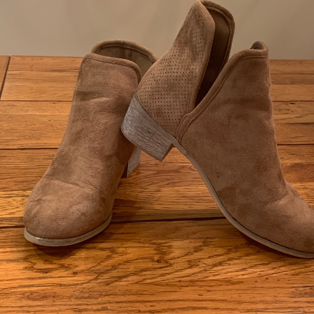 Woman's Vegan Leather Ankle Boots.